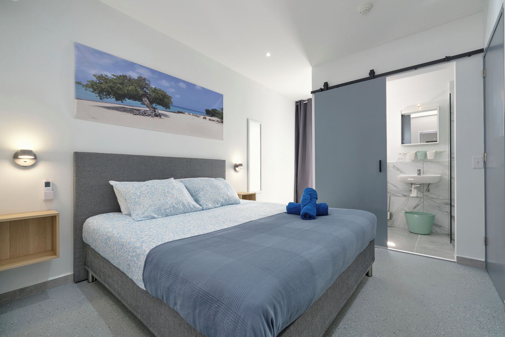 خزنة داخل الغرفة وستائر تعتيم ومكواة/لوح كي وواي فاي مجانًا