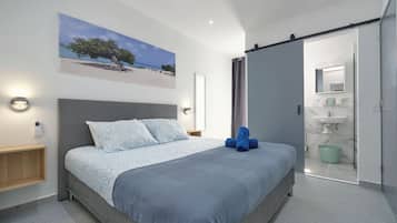 Deluxe Apartment #2, 1 King Bed, Kitchen, Garden View | In-room safe, blackout drapes, iron/ironing board, free WiFi