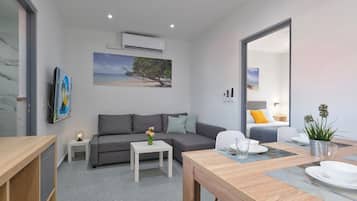 Deluxe Apartment #6, 2 Bedrooms, Non Smoking, Kitchen | Living area