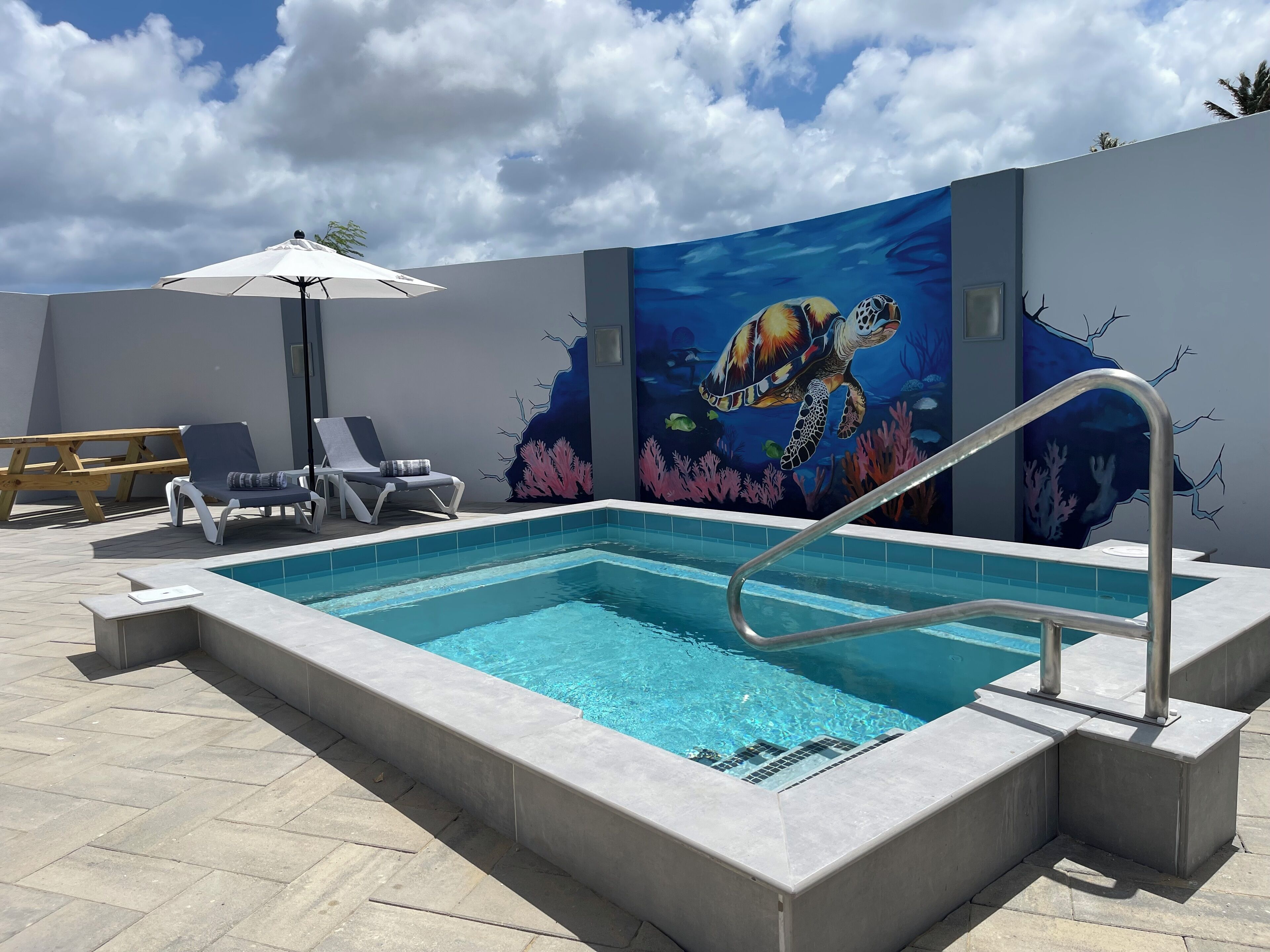 Außenpool, geöffnet von 07:00 Uhr bis 21:00 Uhr, Sonnenschirme