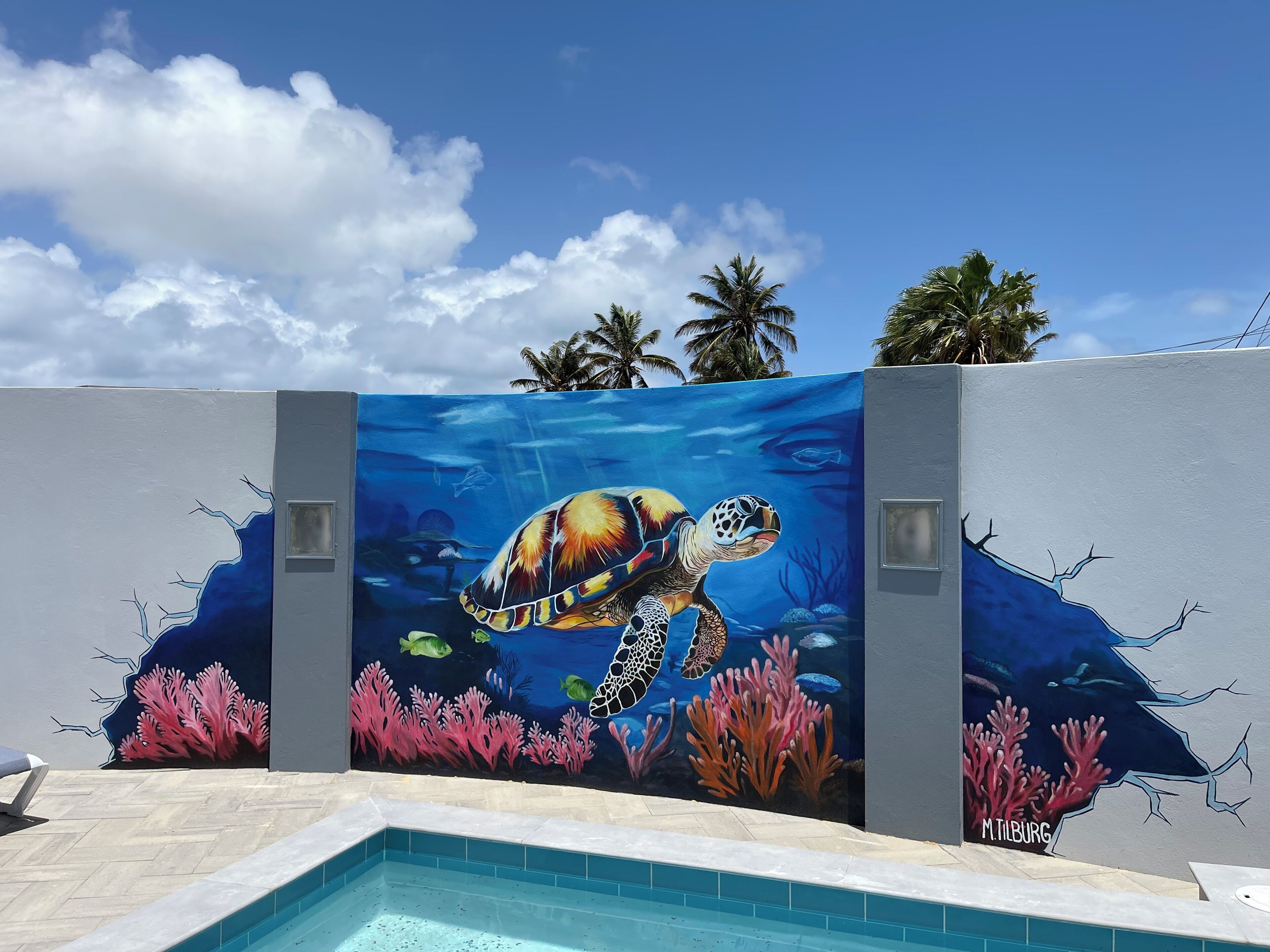 室外游泳池，開放時間為 07:00 至 21:00，提供泳池遮陽傘和日光浴躺椅