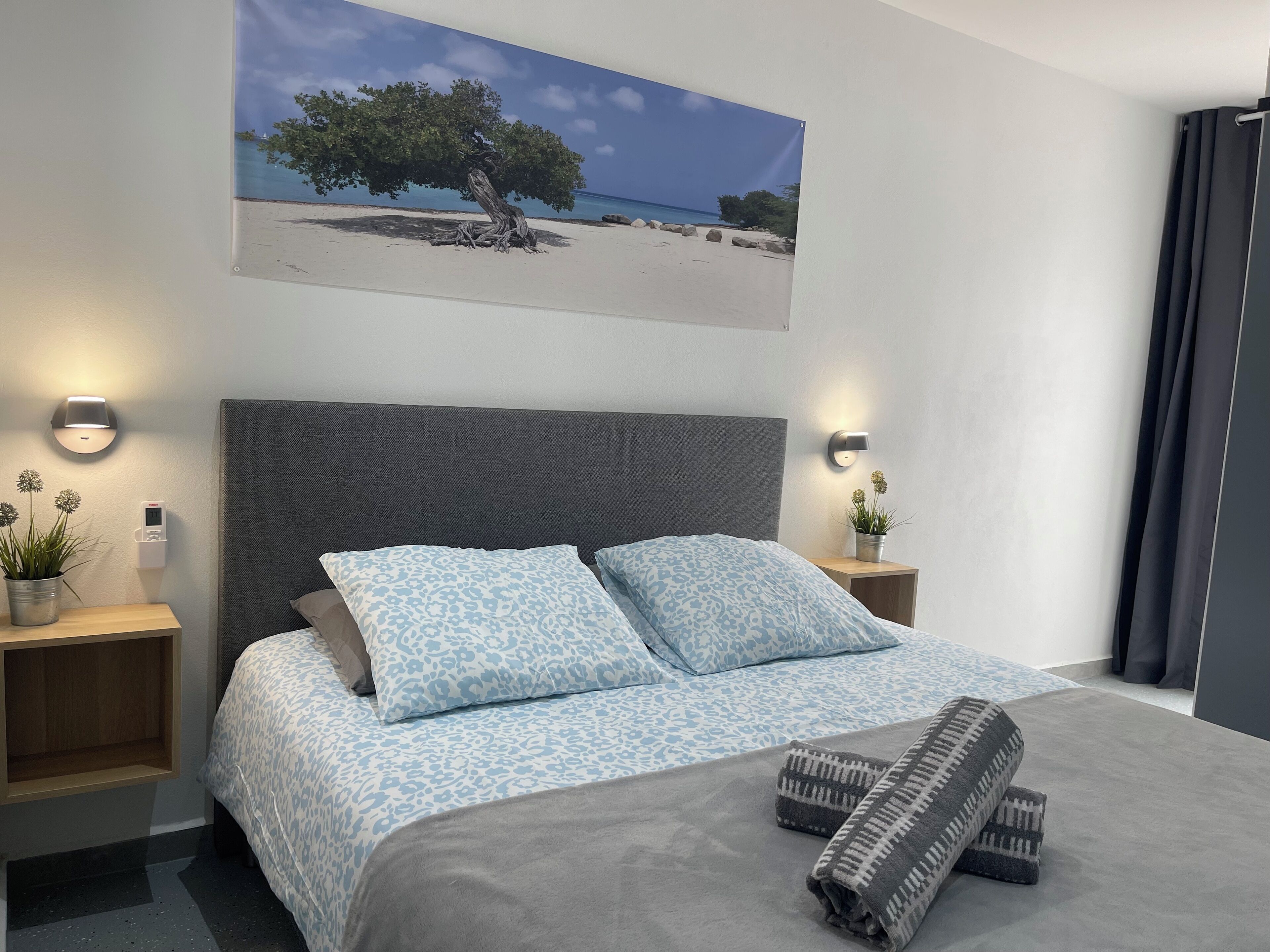 Zimmersafe, Verdunkelungsvorhänge, Bügeleisen/Bügelbrett