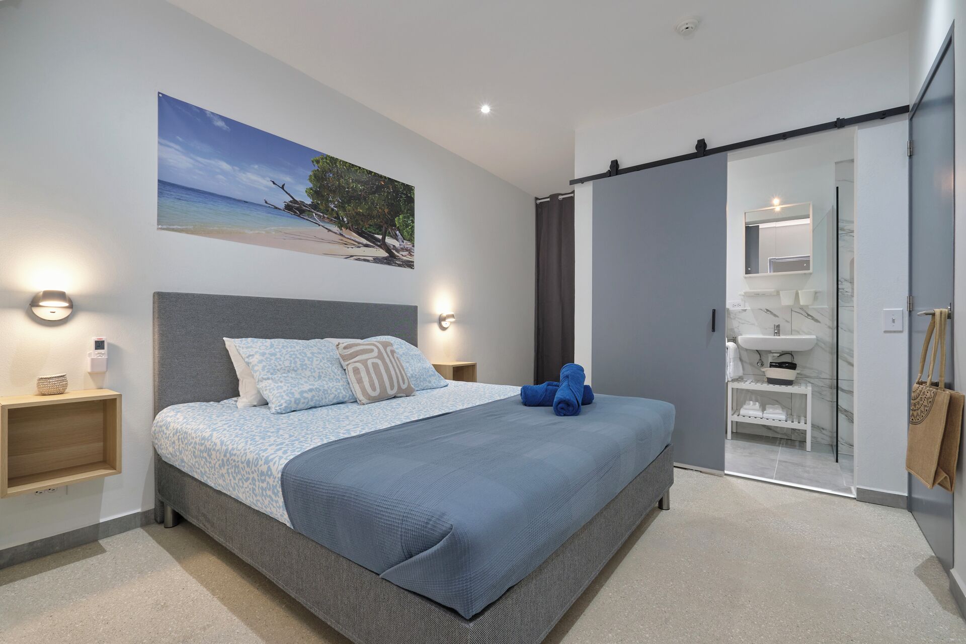 شقة ديلوكس - سرير ملكي - بمطبخ - منظر للحديقة (#1) | خزنة داخل الغرفة وستائر تعتيم ومكواة/لوح كي وواي فاي مجانًا