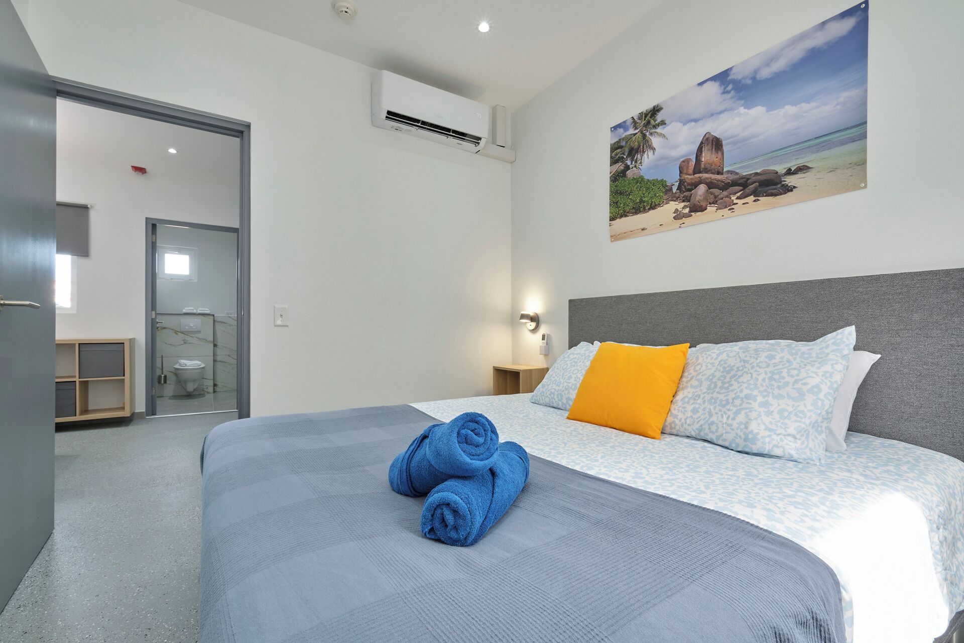 Deluxe Apartment, 2 Bedrooms, Non Smoking, Kitchen (#6) | Peti besi dalam bilik, langsir/tirai gelap terus 