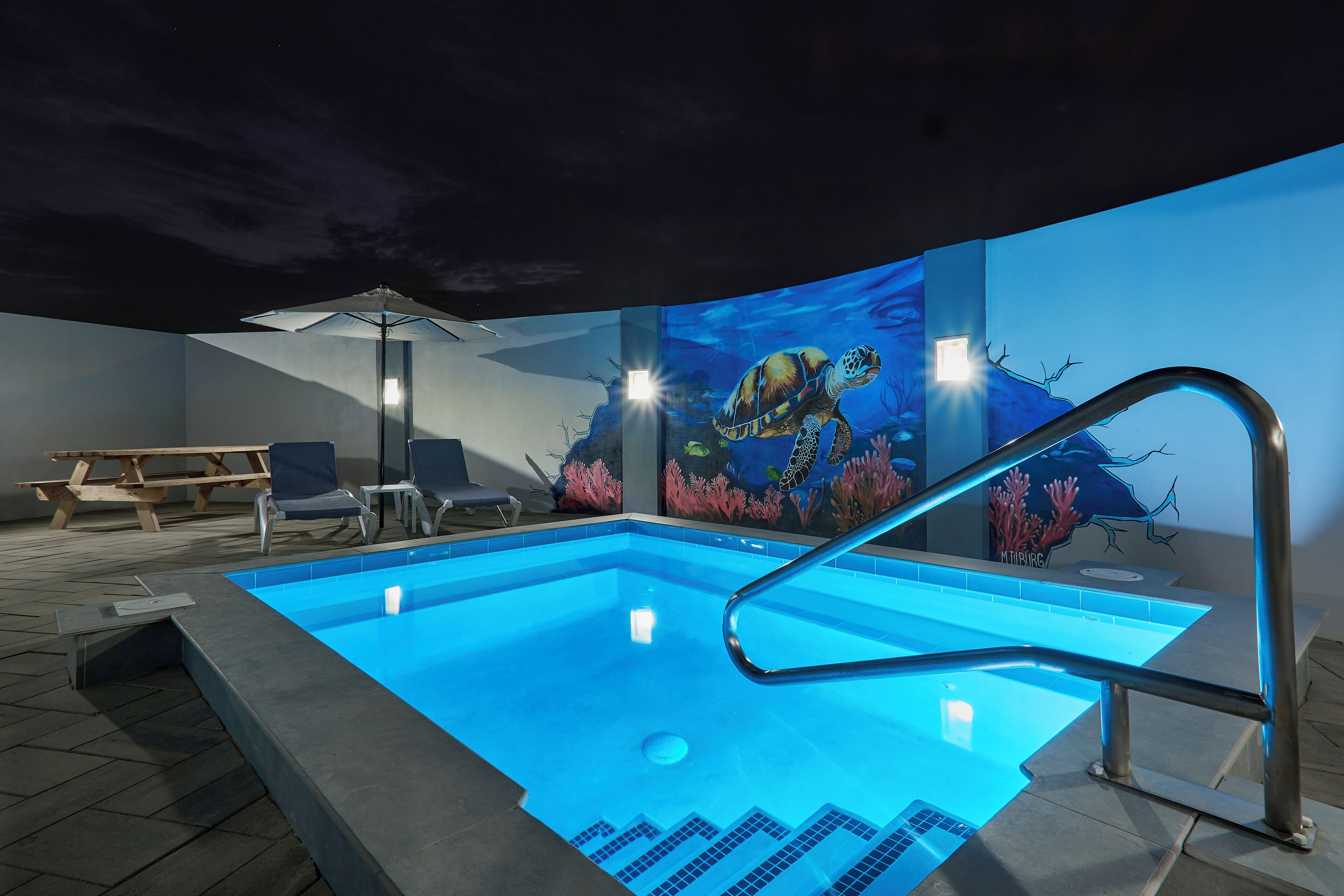 Εξωτερική πισίνα, ομπρέλες πισίνας, ξαπλώστρες