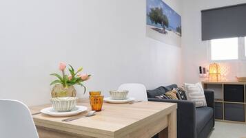 Apartment (#1) | Wohnbereich | 58-Zoll-Smart-TV mit Digitalempfang