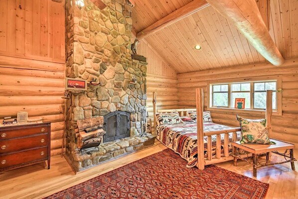 مكتب وواي فاي وملاءات أسرّة