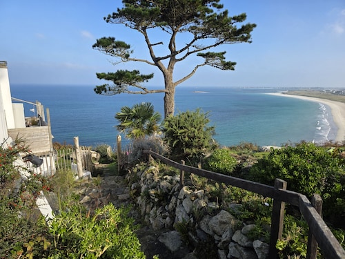 BEAUTIFUL, QUIET COCOON WITH STUNNING SEA VIEW