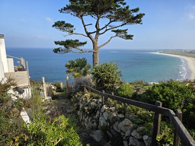 BEAUTIFUL, QUIET COCOON WITH STUNNING SEA VIEW