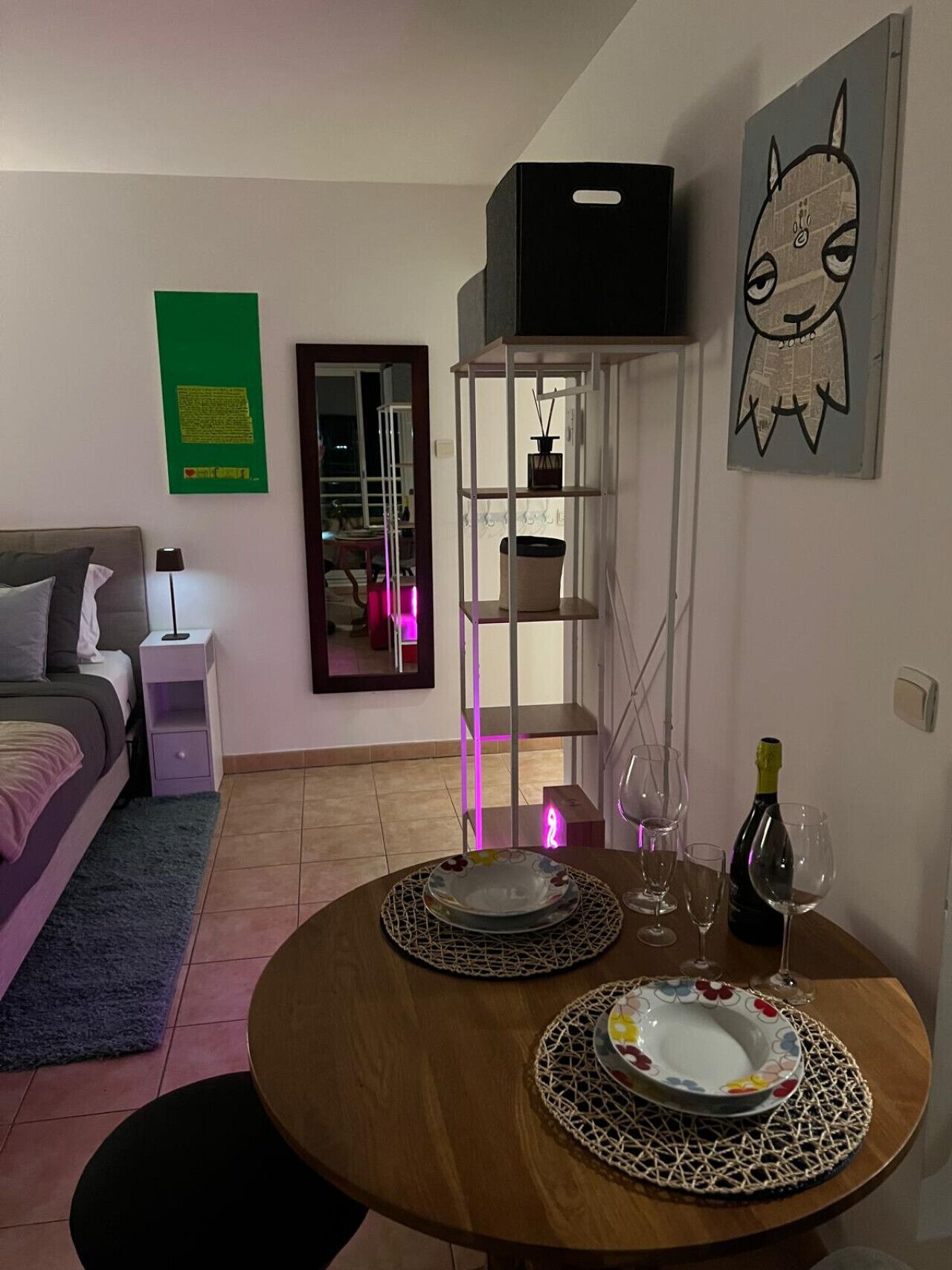 1 slaapkamer, een bureau, een strijkplank/strijkijzer, reisbedje