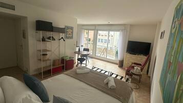 1 chambre, bureau, fer et planche Ă repasser, lit parapluie