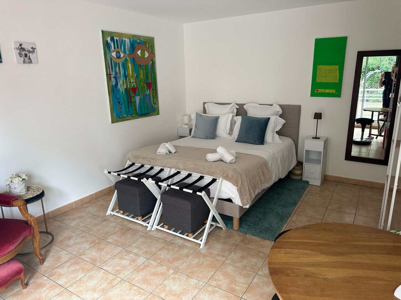 1 sovrum, skrivbord, strykjärn/strykbräda och resesäng