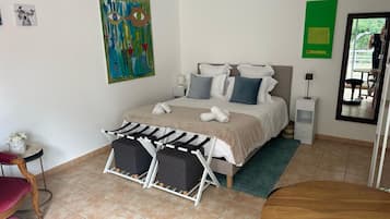 1 sovrum, skrivbord, strykjÀrn/strykbrÀda och resesÀng