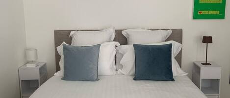 1 slaapkamer, een bureau, een strijkplank/strijkijzer, reisbedje