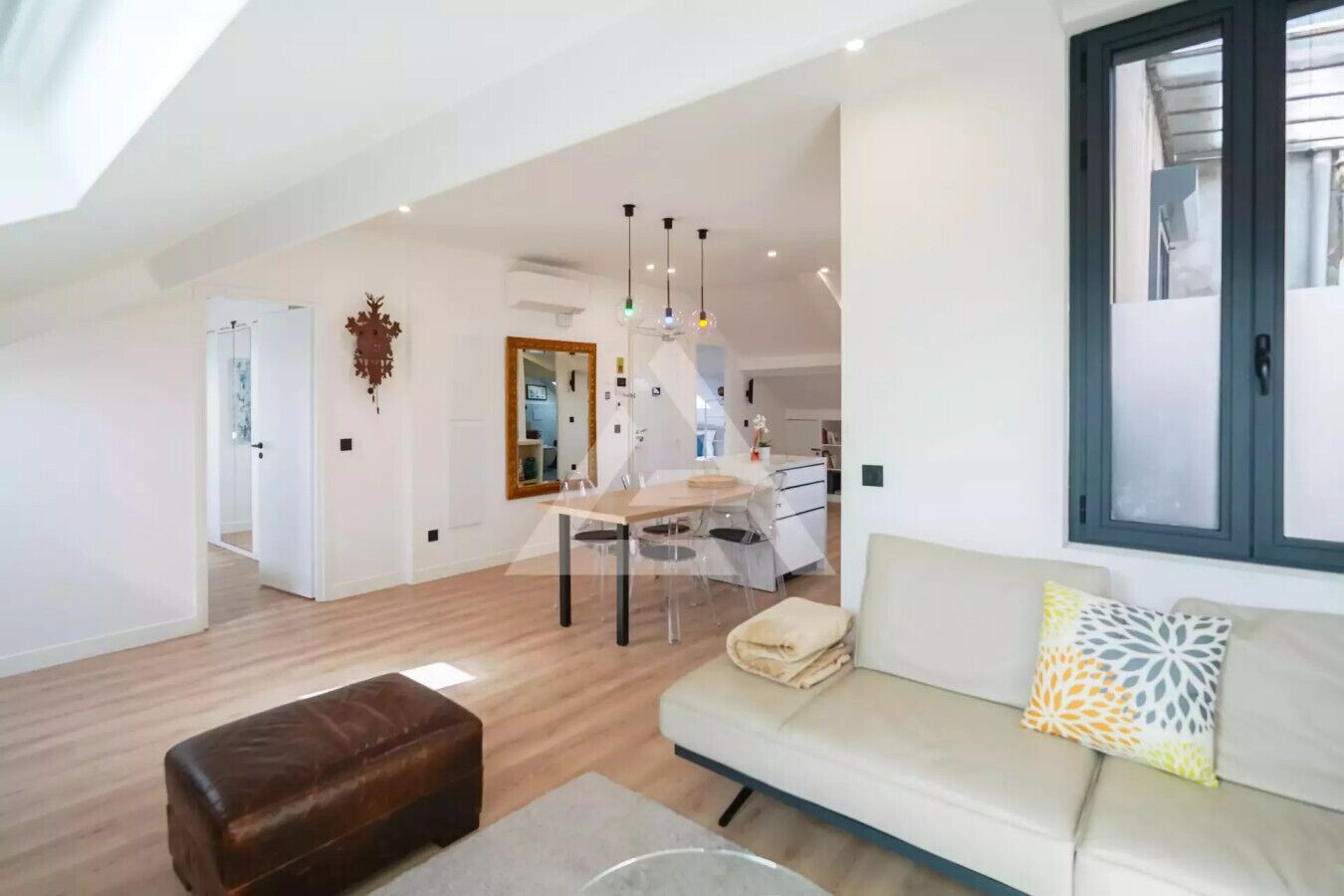 TV connectée, livres, chaîne hi-fi