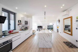 Fridge, microwave, oven, stovetop - Monaco Border - 100% new with see view (Beausoleil)