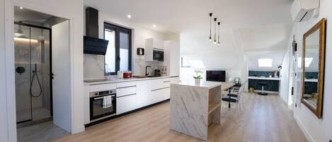 Een koelkast, een microgolfoven, een oven, een kookplaat