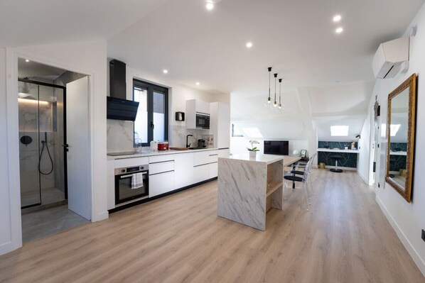 Refrigerador, microondas, horno y parrilla de estufa 