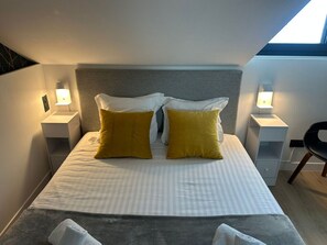 2 habitaciones, caja de seguridad en la habitación y escritorio 