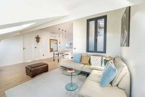 スマートテレビ、書庫、ステレオ