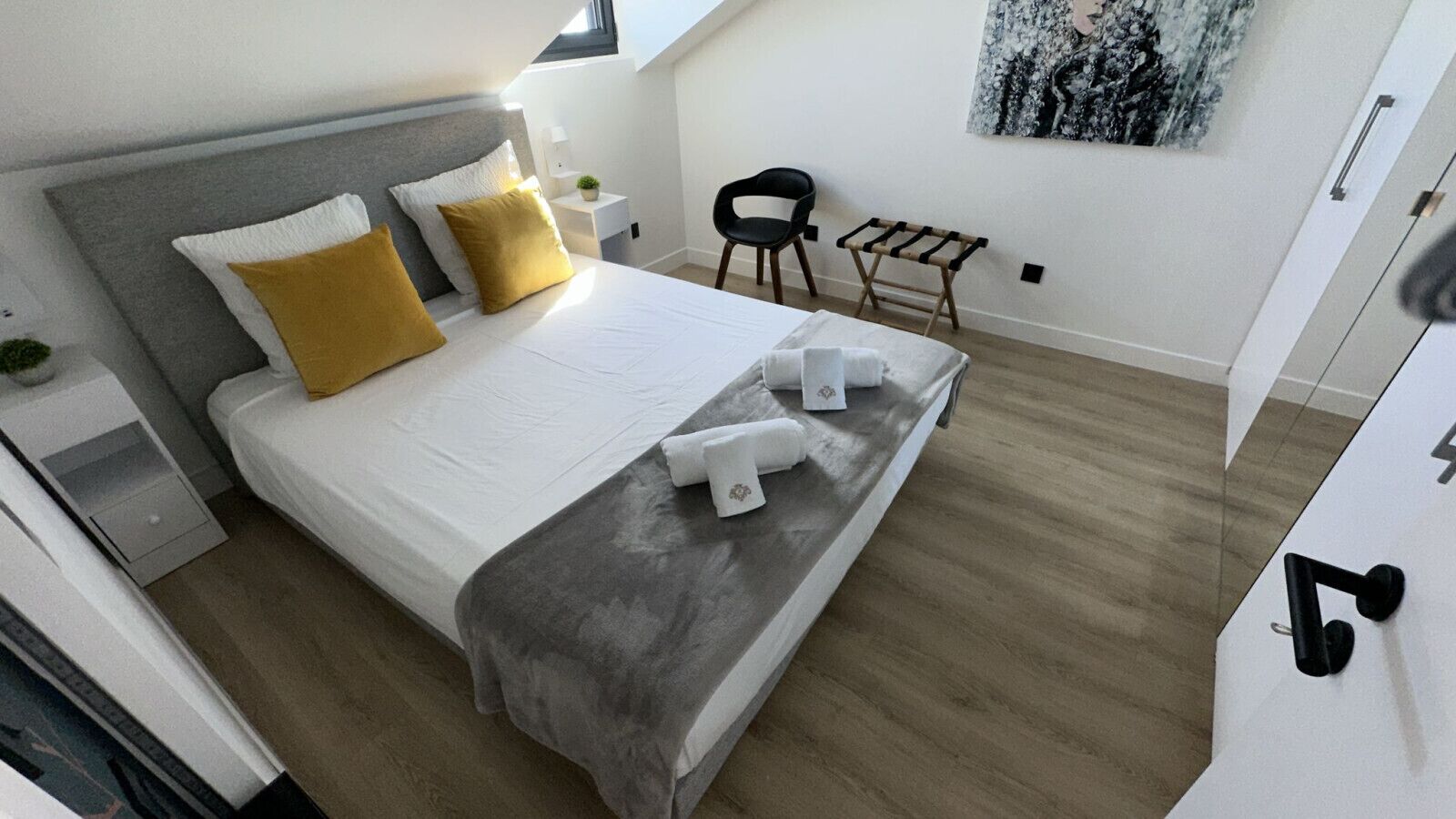 2 chambres, coffres-forts dans les chambres, bureau