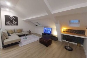 Smart TV, libros y estéreo 