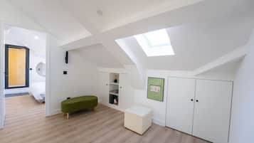 2 室のベッドルーム、セーフティボックス (室内)、デスク、アイロン / アイロン台