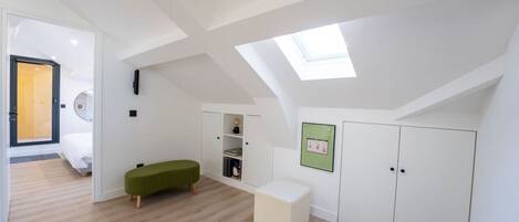 2 dormitorios, caja fuerte, escritorio y tabla de planchar con plancha