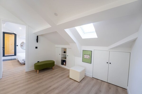 2 室のベッドルーム、セーフティボックス (室内)、デスク、アイロン / アイロン台