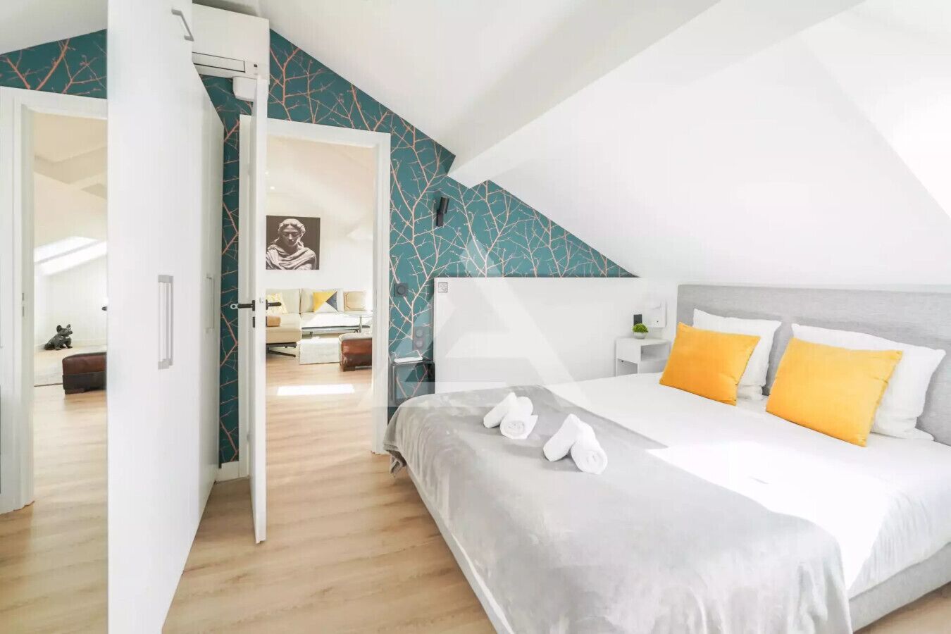 2 chambres, coffres-forts dans les chambres, bureau