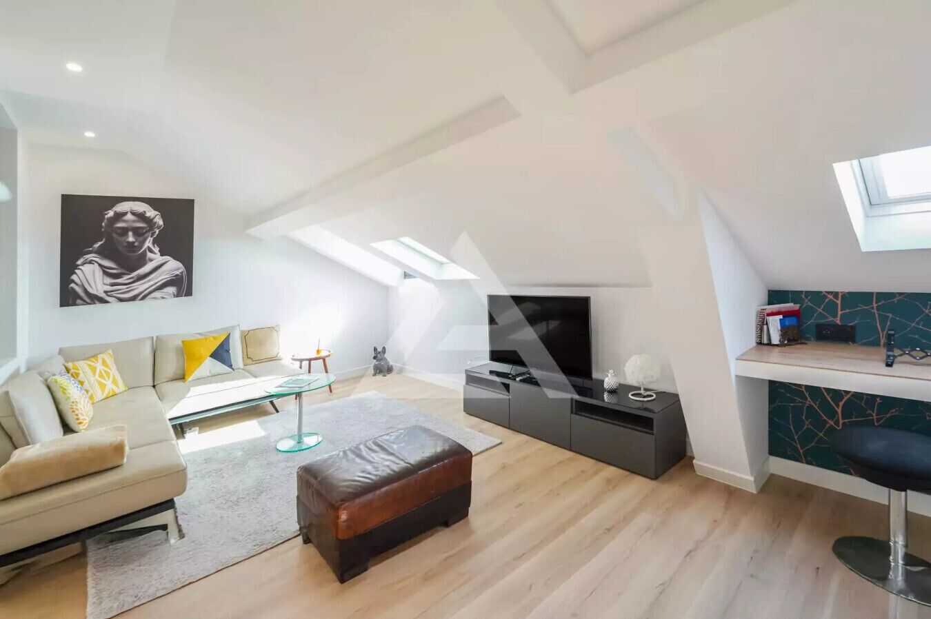 Een smart-tv, boeken en een stereo