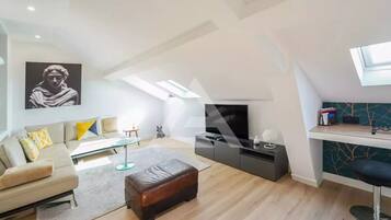 Een smart-tv, boeken en een stereo