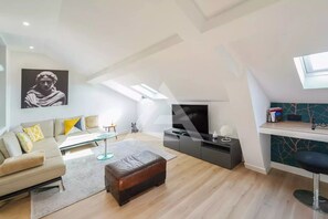 Smart TV, libri, impianto stereo