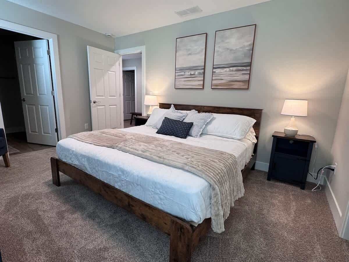 6 bedrooms, desk, iron/ironing board, travel crib