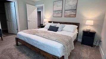 6 slaapkamers, een bureau, een strijkplank/strijkijzer, reisbedje