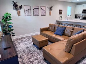 Smart-tv, een open haard en boeken