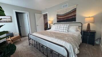 6 slaapkamers, een bureau, een strijkplank/strijkijzer, reisbedje