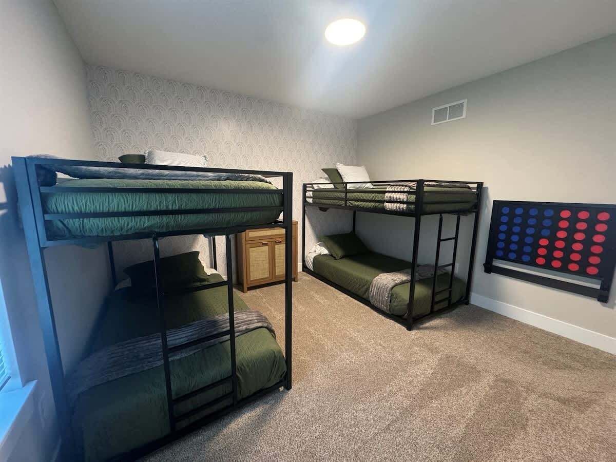 6 bedrooms, desk, iron/ironing board, travel crib