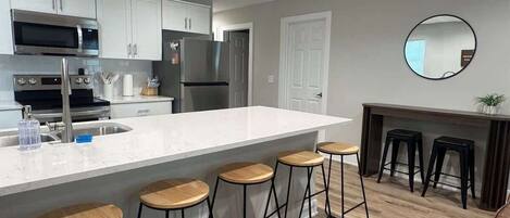 Mikrowelle, Geschirrspüler, Wasserkocher mit Kaffee-/Teezubehör, Toaster