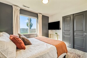 办公桌、熨斗/熨衣板、旅行婴儿床、免费 WiFi