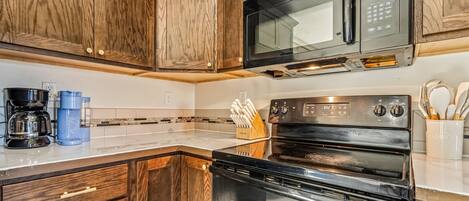 Køleskab, mikrobølgeovn, ovn, kogeplade