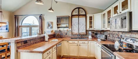 Réfrigérateur, four à micro-ondes, lave-vaisselle, cafetiÚre-théiÚre