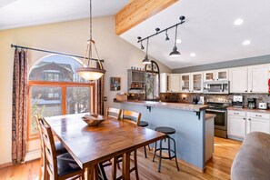 Kjøleskap, mikrobølgeovn, oppvaskmaskin og kaffetrakter/tekoker