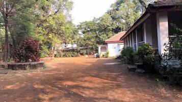 Vista frontal de la propiedad