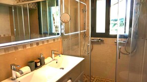 Een douche, een haardroger, handdoeken
