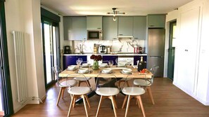 Fridge, microwave, oven, stovetop - Villa Los Ángeles in the Sierra de Guadarrama with Pool and Lake Views (El Espinar)