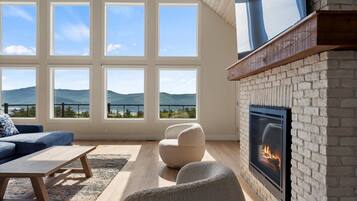 Una Smart TV, una chimenea, videojuegos, un futbolín