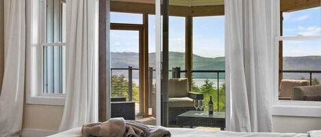 4 quartos, escrivaninha, ferros/tábuas de passar roupa, berço de viagem