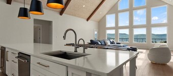 Large Estate, Spectacular Views, Hot Tub, Sauna, Game Room, Fireplace, Wet Bar