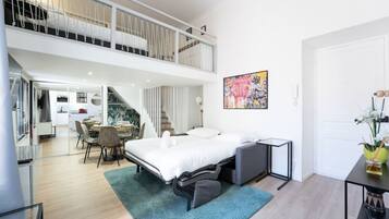 1 sovrum, vÀrdeförvaringsskÄp pÄ rummet och strykjÀrn/strykbrÀda